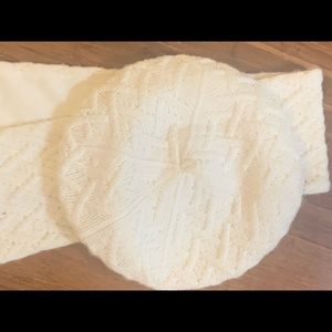 Bonnet and scarf for girls. White color.